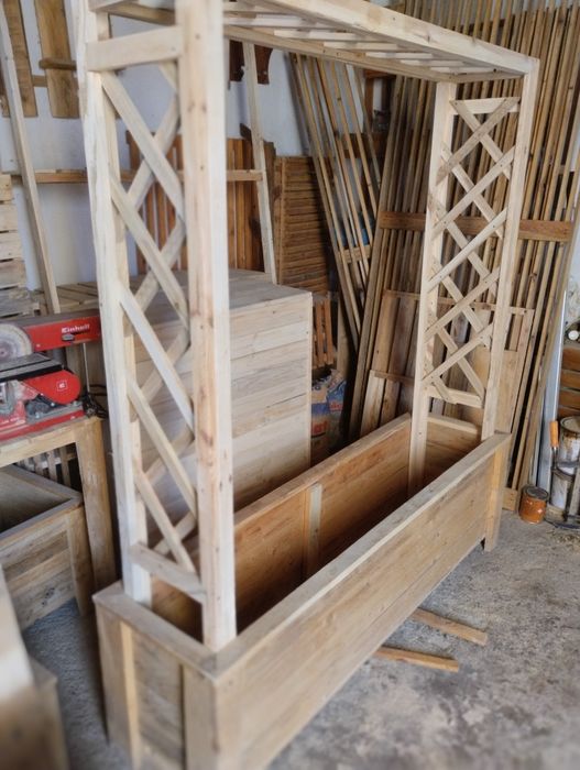 Floreira com treliça nas laterais e no topo .
A medida da floreira 1.5