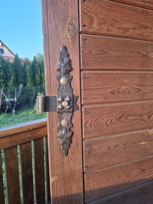 Drewno garażowe z metalowymi okuciami