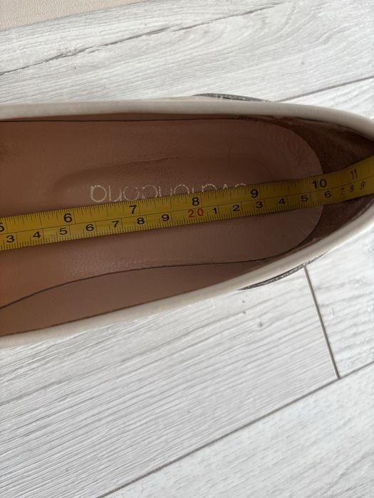 Loafersy buty wsuwane Eva Longoria skórzane beżowe r. 40