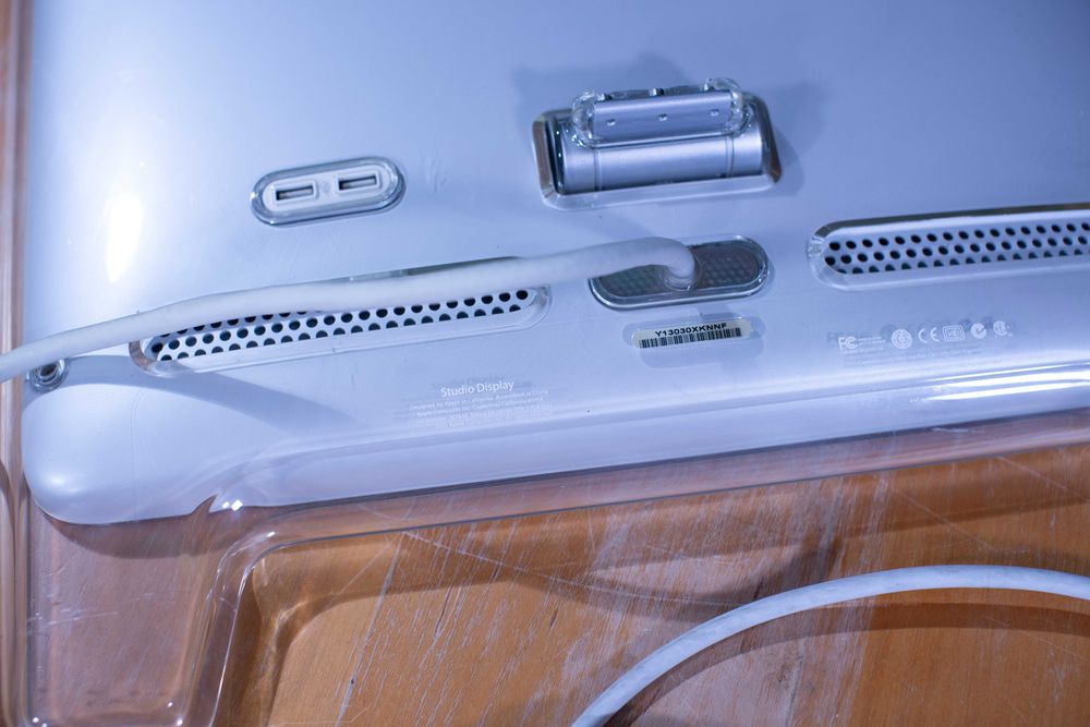 Apple Studio Display – Acrílico ADC (Imagem com Problemas de Cor)