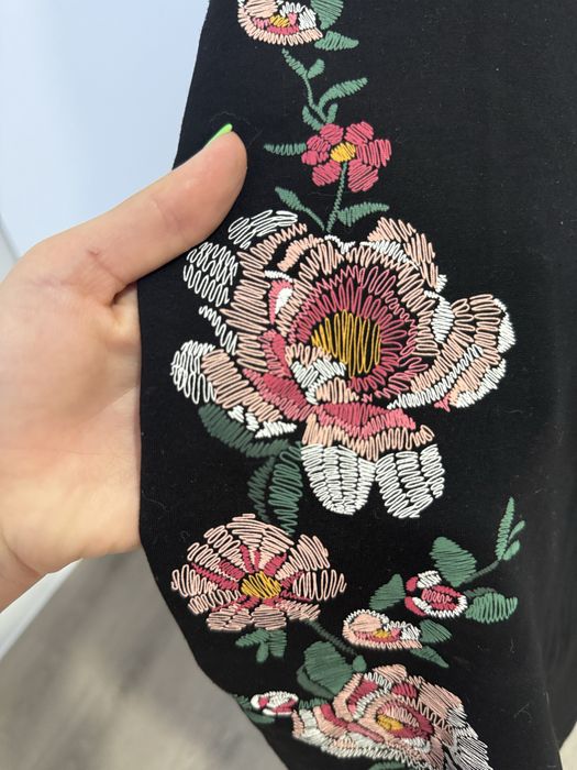 Плаття з українською вишивкою , чорне та червоне