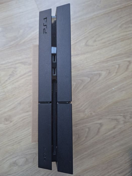 Ps 4 + 2pady I okładka do ściągania gratis 1TB