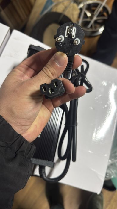 Зарядний пристрій 10А для электроскутера та іншої техніки 220 84