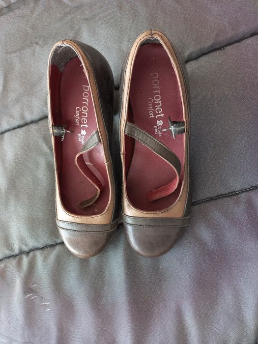 Sapatos com salto, castanhos e beje