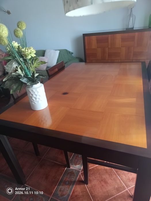 Conjunto de Mesa, 4 cadeiras e um Aparador