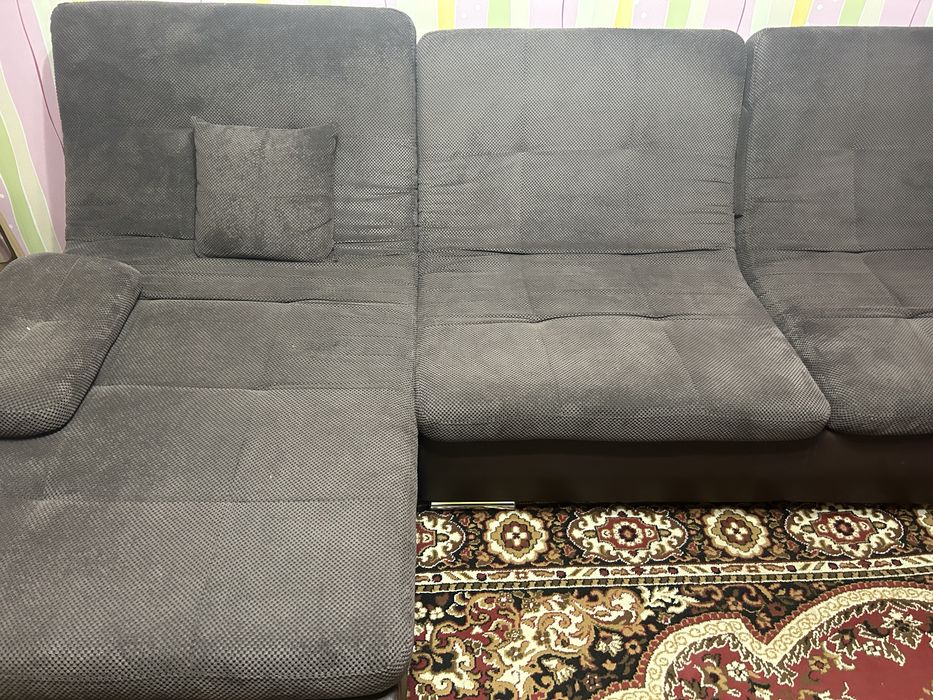 Диван практично новый
