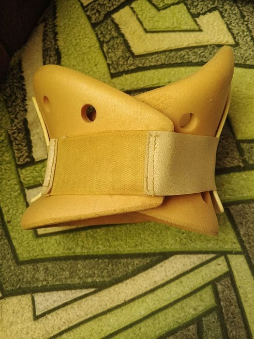 Шийний бандаж-комірець