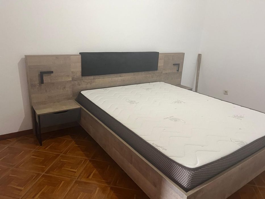 Cama de casal como nova com cabeceira e candeeiro