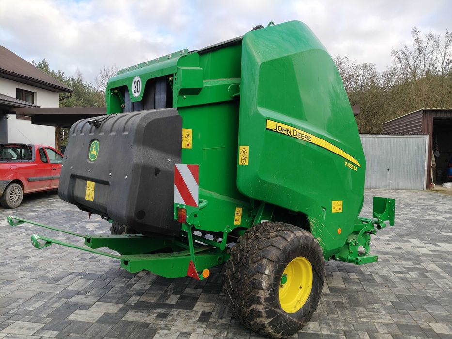 Prasa rolująca belująca do balotów John Deere V451M