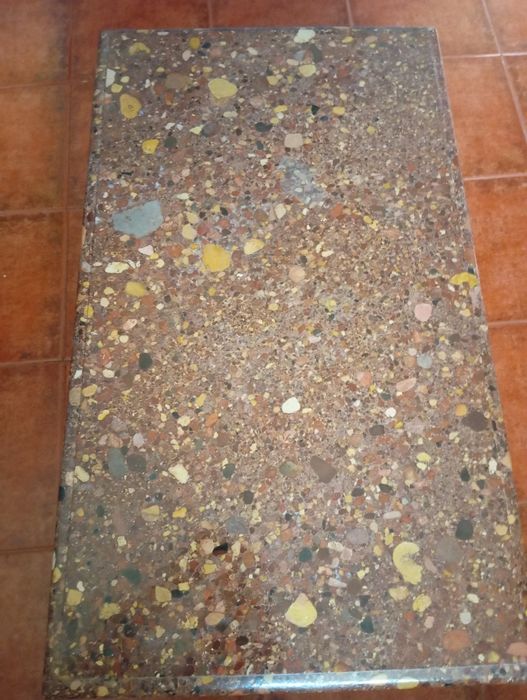 Mesa de apoio com tampo de brecha da Arrábida