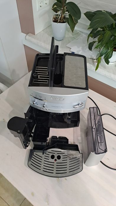Кавомашина Delonghi Magnifica.