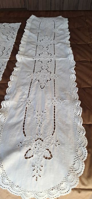 Toalha e naperons em linho e renda