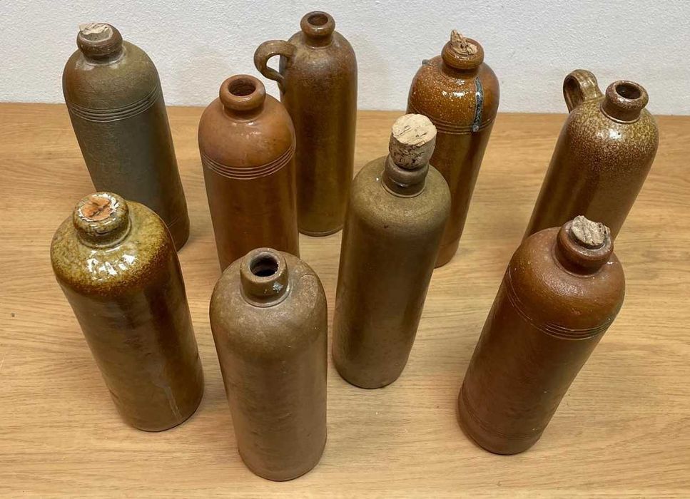 Garrafas antigas em grés