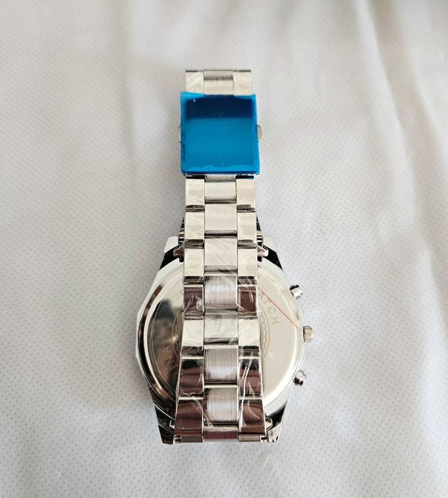 Relógio em liga metálica com caixa prateada