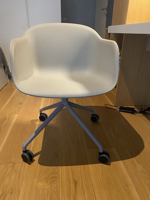 Cadeira de escritório /quarto cinza claro com rodas – Ótimo estado