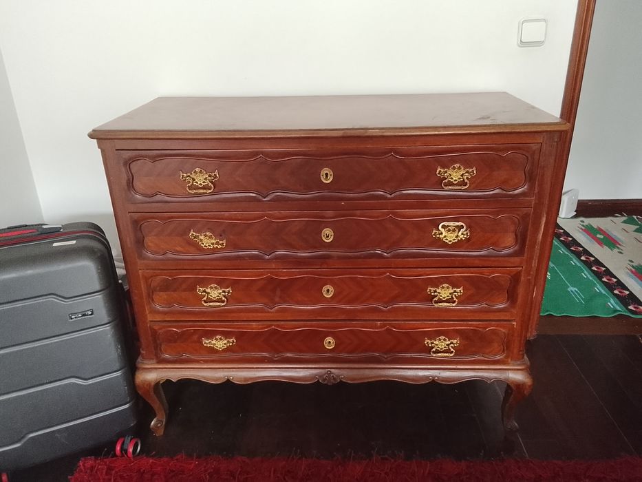 Vendo cômoda de madeira com 4 gavetas em perfeitas condições