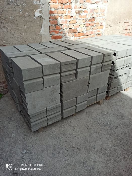 Шлакоблок  заборний та стіновий усилений із бетону . Колотий блок.
