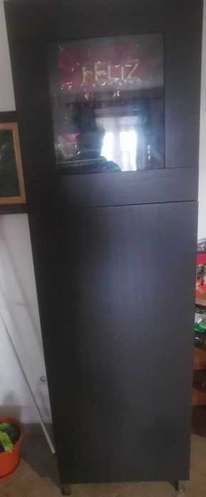 Móvel de sala com bastante arrumação,da para colocar porta de vidro,alterar altura das prateleiras, colocar gavetas bastante versátil.