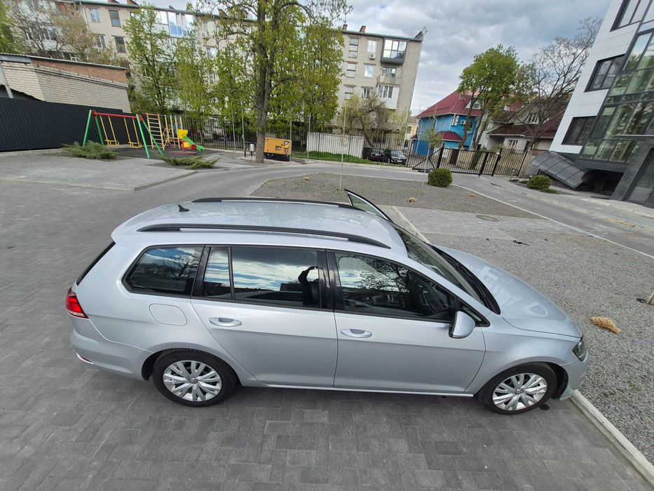 Автомобіль Volkswagen Golf