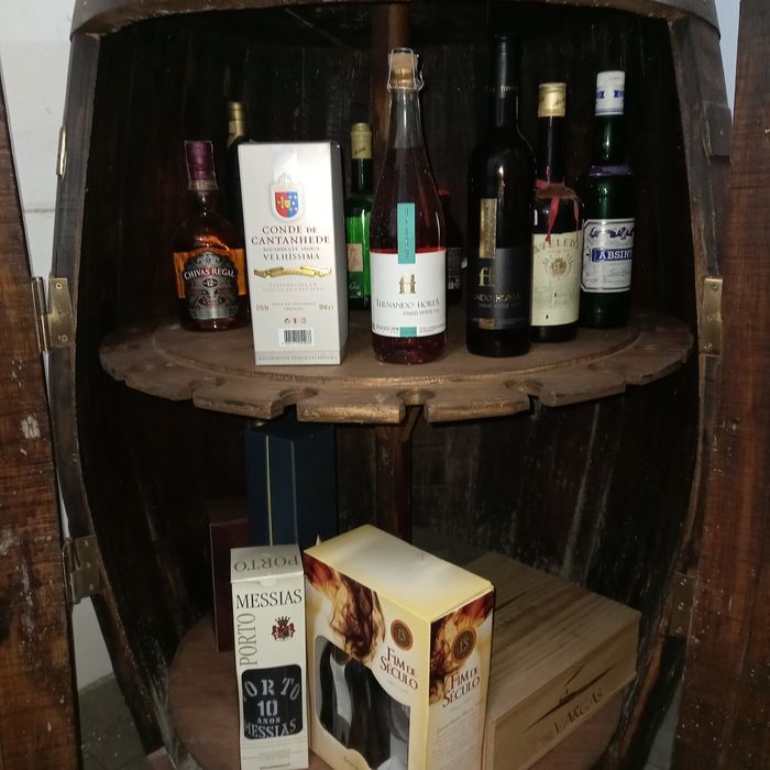 Bar pipa com prateleiras giratorias