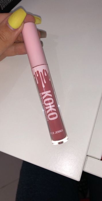 Kylie Jenner Lipstick – Authentic64332160449281120