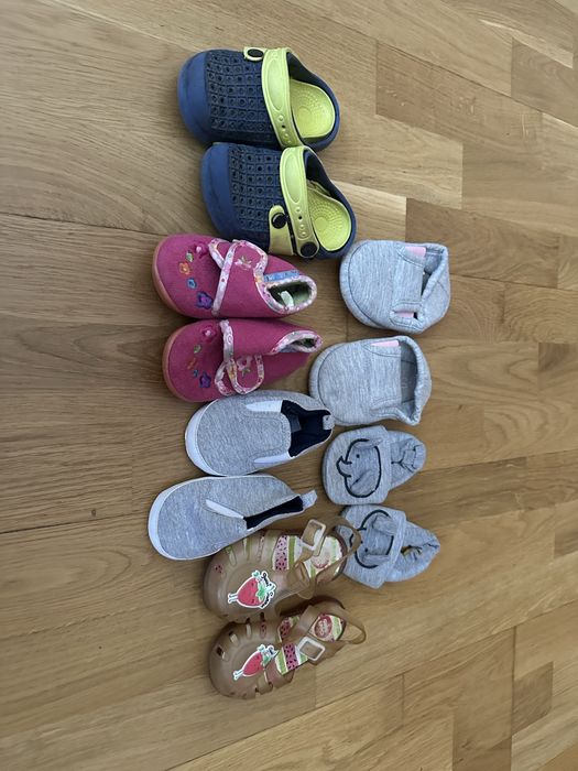 Віддам безкоштовно дитяче взуття