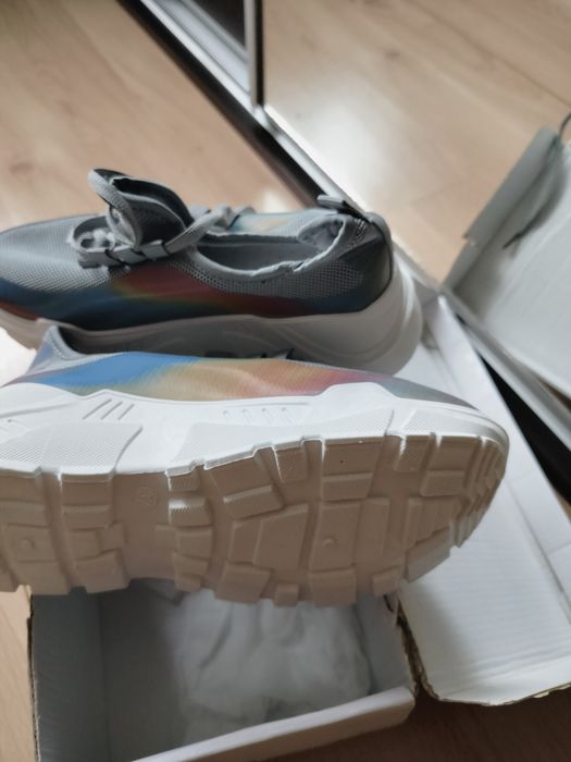 Buty. Adidasy. Kolory mieniące niebiesko szaro białe troszke czerwieni