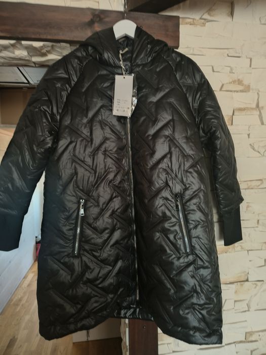 Piękna nowa kurtka przejściowa z kapturem