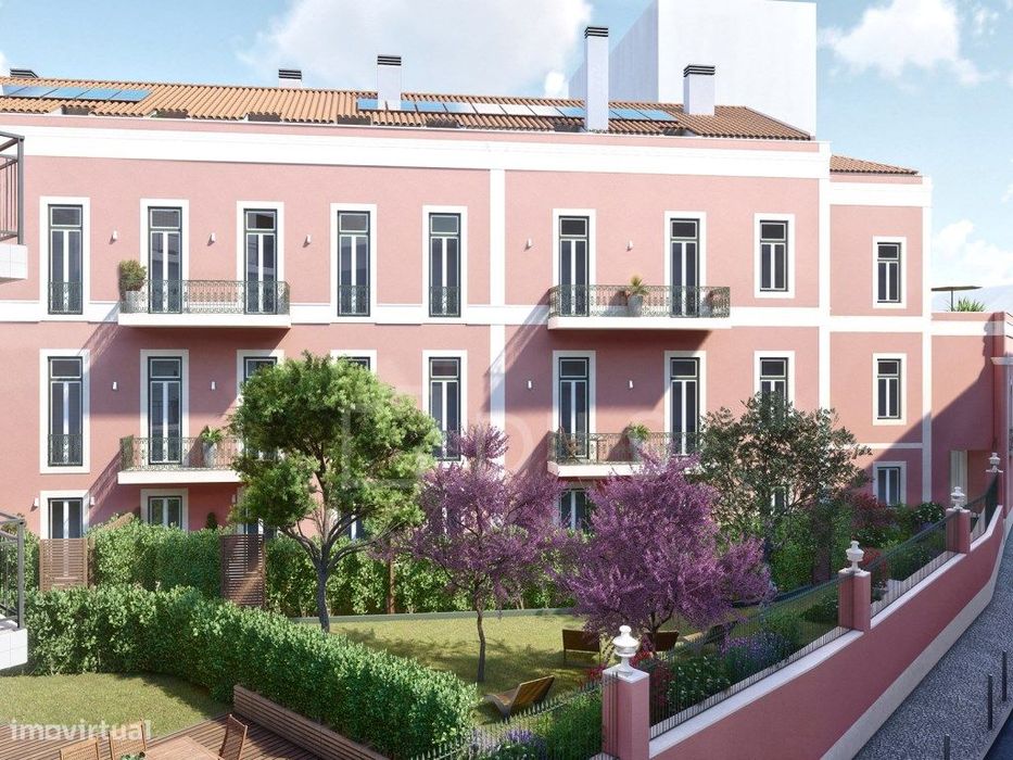 Apartamento T1, mobilado, com terraço e 1 lugar de estacionamento