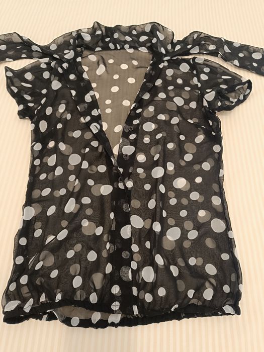 Blusa preta com bolas brancas tamanho S
