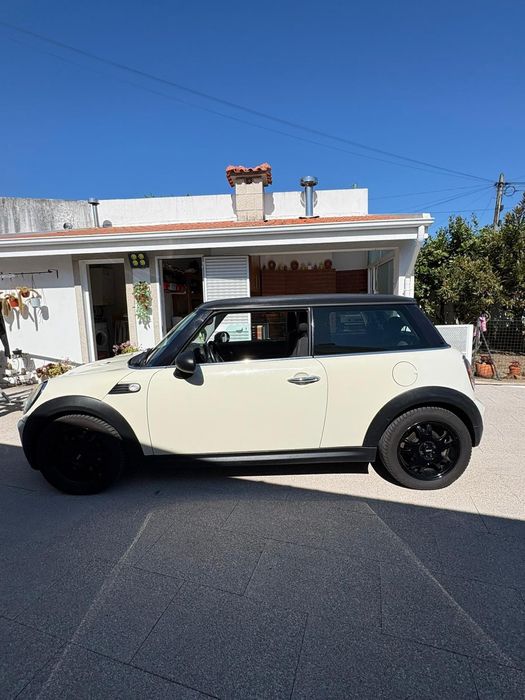 Carro Mini One semi novo