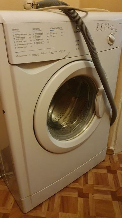Продам пральну машину Indesit WIUN 100