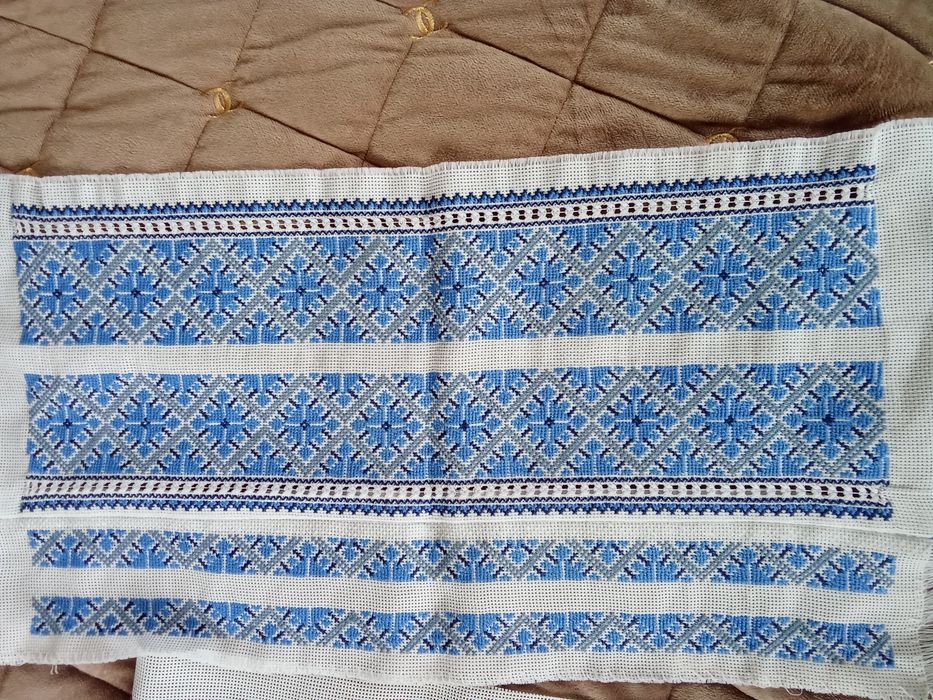 Продам вишиті вставки