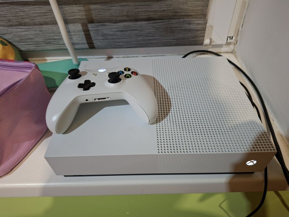 Xbox one s 1Tb + pad