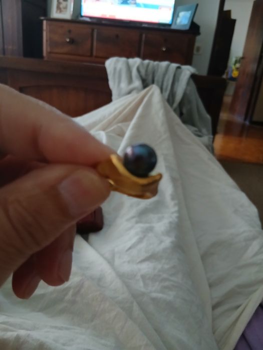 Anel de ouro com uma pérola verdadeira