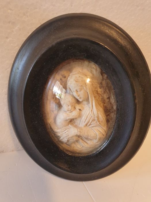 Antiga imagem francesa da Nossa Senhora com o Menino em espuma do mar