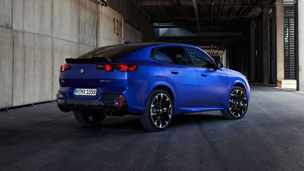 BMW X2 2023 niebieskie od tyłu z prawej