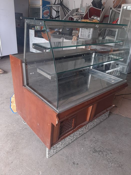 Vitrine refrigerada e balcao frio