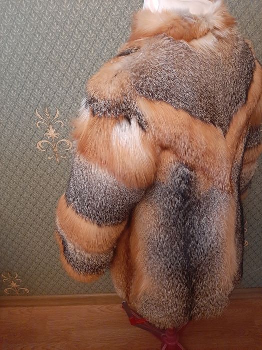 Шубка з лисячого хутра,нова.8000грн.