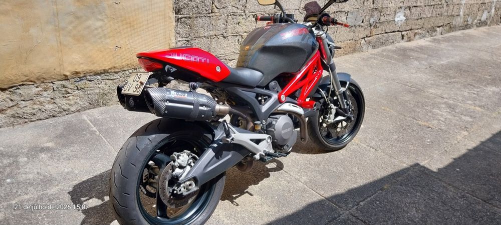 Ducati Monster com muitos extras