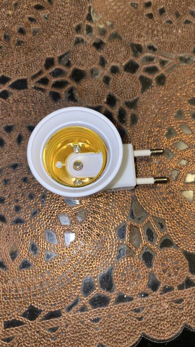 Adapter z gwintem E27 na żarówkę z włącznikiem On/Off.