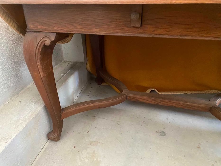 Mesa de Jantar Antiga em Madeira Extensível – Estilo Clássico + Cadeira Antiga em Madeira com Estofo Axadrezado
