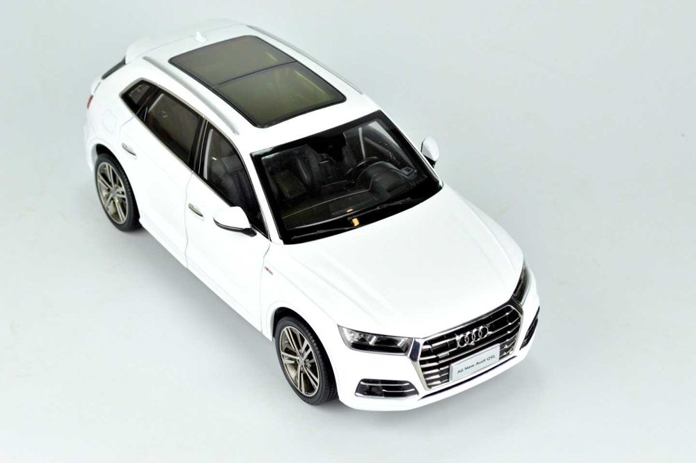 Модель автомобіля 1:18 Audi Q5L