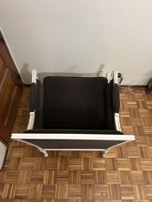 Poltrona em madeira com estofo