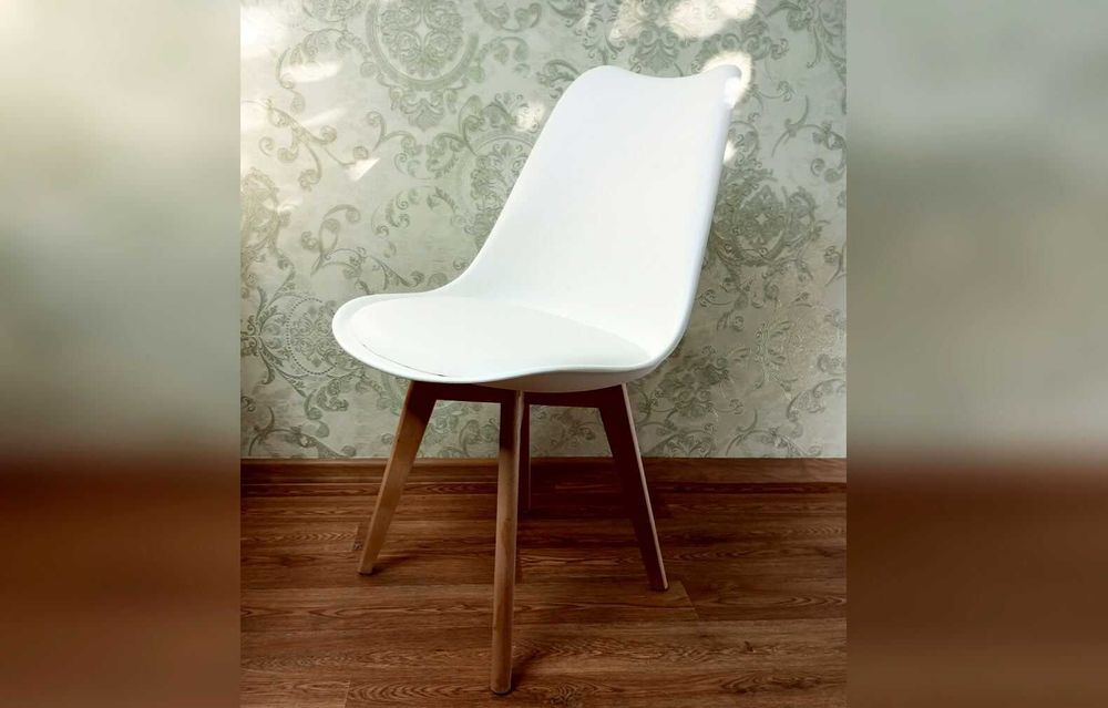 Крепкие стулья кухонные на деревянных ножках / Кресло белое для кухни