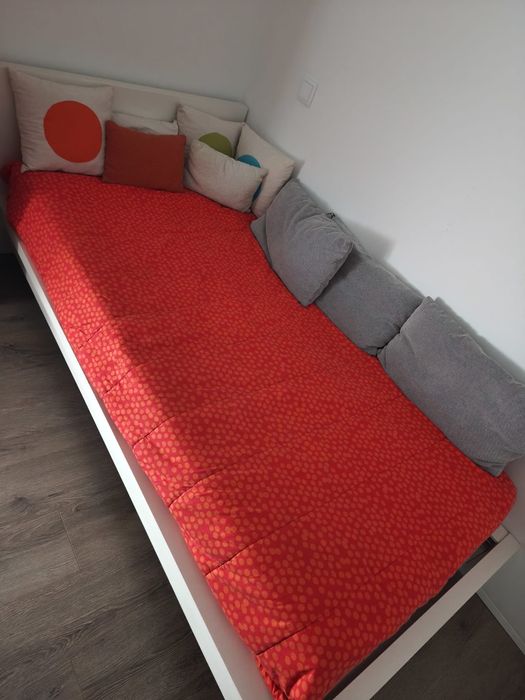 Cama de solteiro com colchão – pouco usada