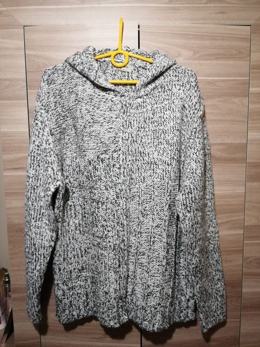 Sweter z kapturem szaro-biały