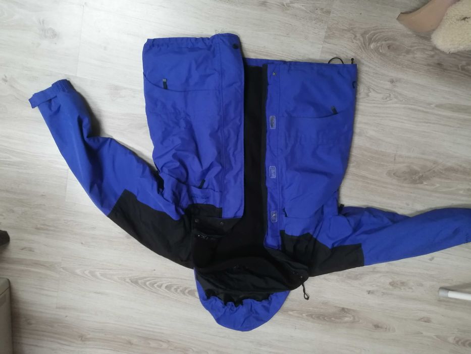 Męska kurtka ocieplana polarem, który można odpiąć.