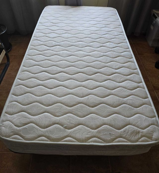 Estrado cama solteiro com colchao