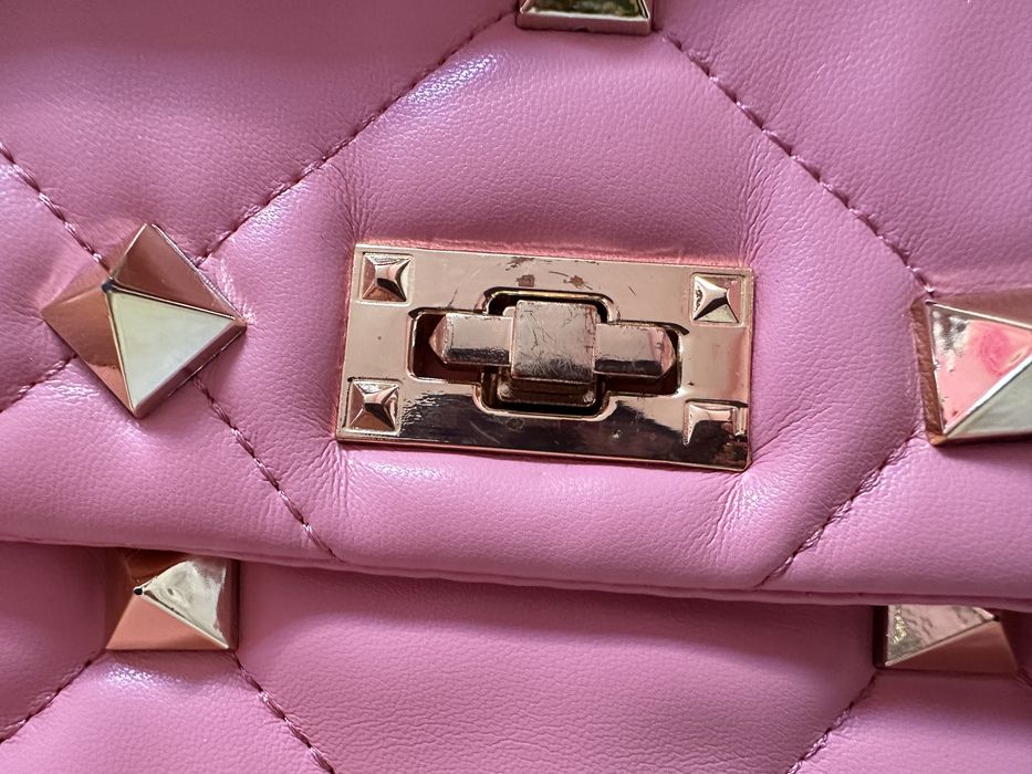 Mala cor de rosa com tachas